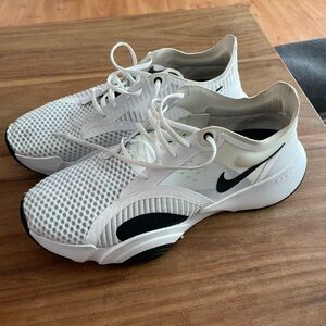 Nike White and Black Athletic Shoes with Cushioned Midsole